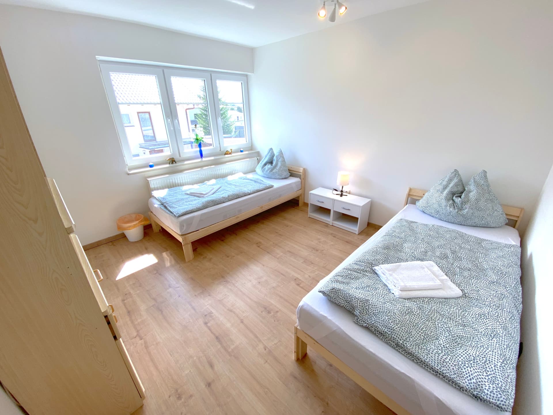 Helles Schlafzimmer mit zwei Betten in Kronwieden