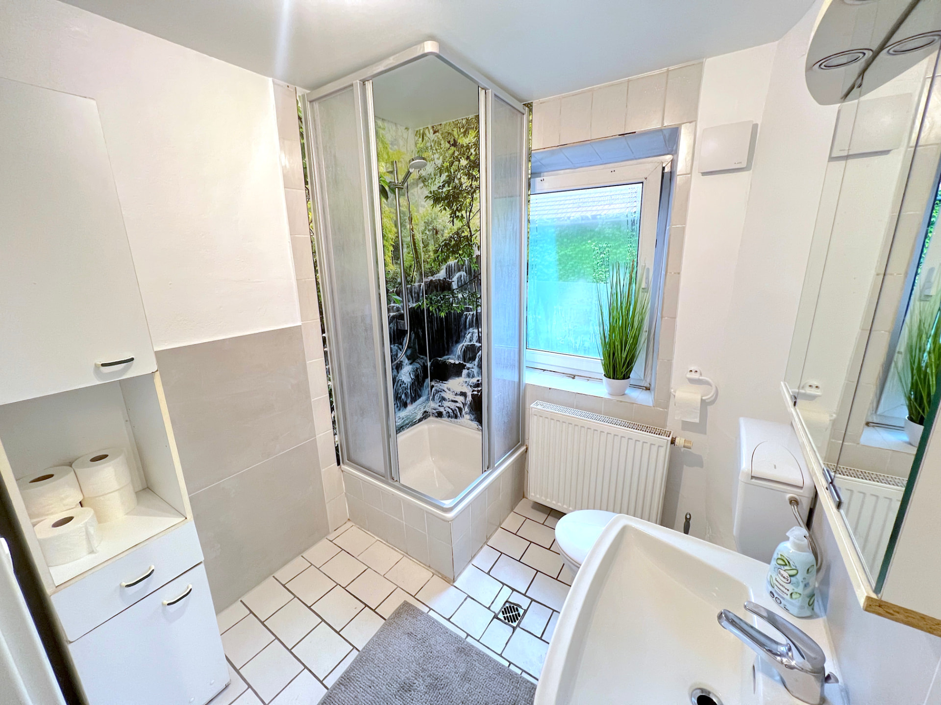 Gemeinschaftsbad mit Eckduschkabine, WC und Fenster in den WG-Zimmern Großköllnbach