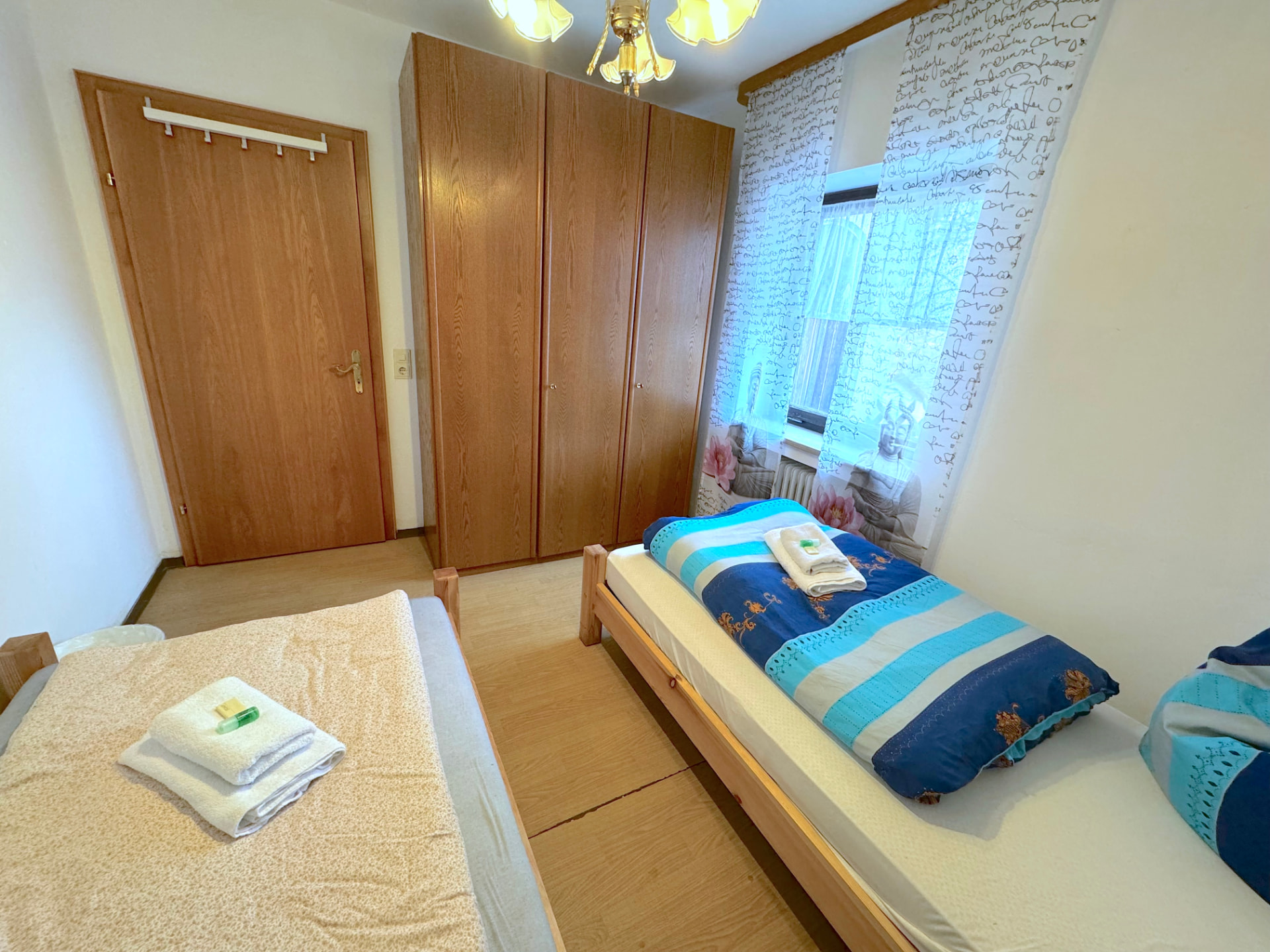 Zwei-Bett-Zimmer mit großem Kleiderschrank und Fenster in Apartment II Griesbach
