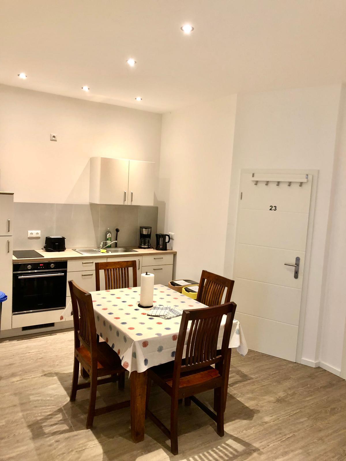 Wohnküche mit Küchenzeile, Backofen und Esstisch – Vilstal Apartment 2 in Reisbach/Altersberg