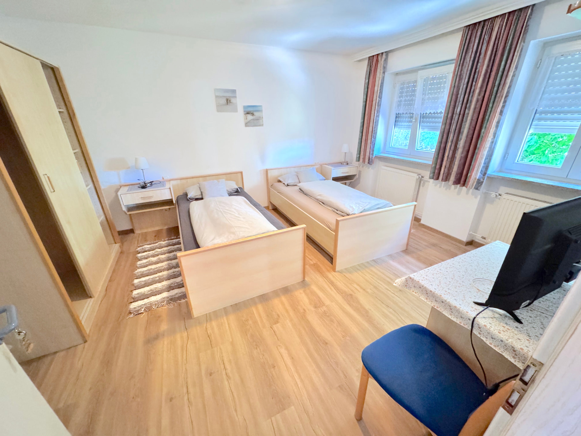Doppelzimmer mit zwei Einzelbetten, Kleiderschrank und TV in Mettenhausen