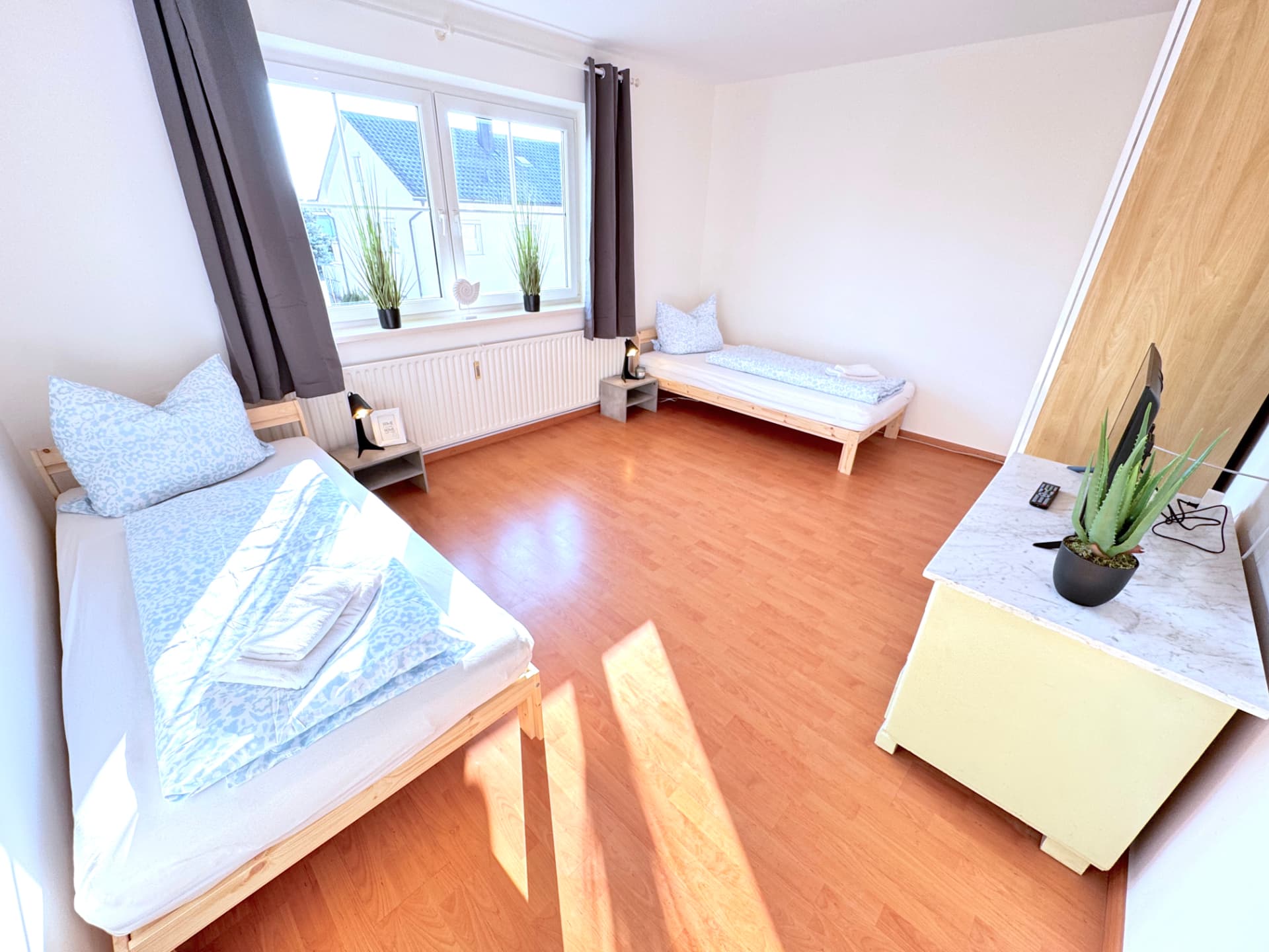 Apartment II in Dingolfing – Zimmer mit zwei Einzelbetten und TV