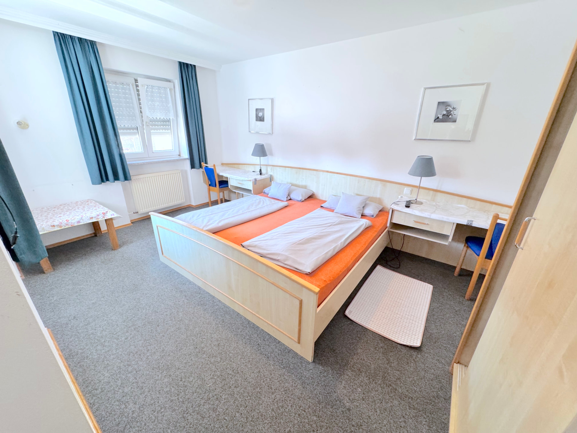 Doppelzimmer mit Doppelbett, zwei Schreibtischen und Sitzecke in Mettenhausen