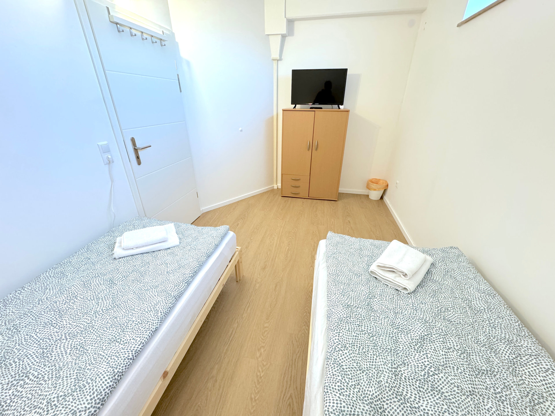 Apartment I in Kronwieden – Zimmer mit zwei Betten, Kleiderschrank und TV