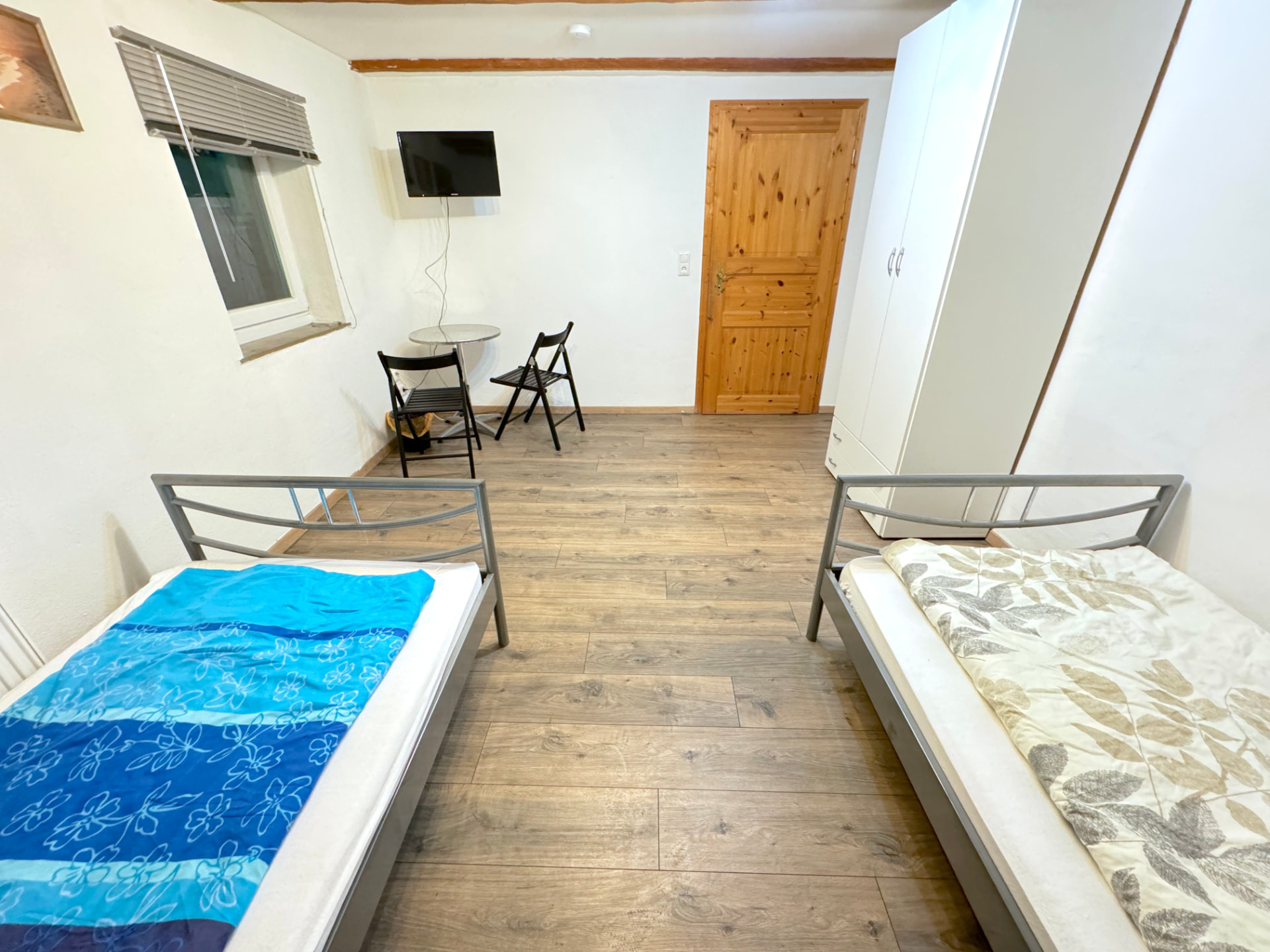 WG-Zimmer in Landau mit zwei Einzelbetten, TV, Kleiderschrank und Sitzgelegenheit