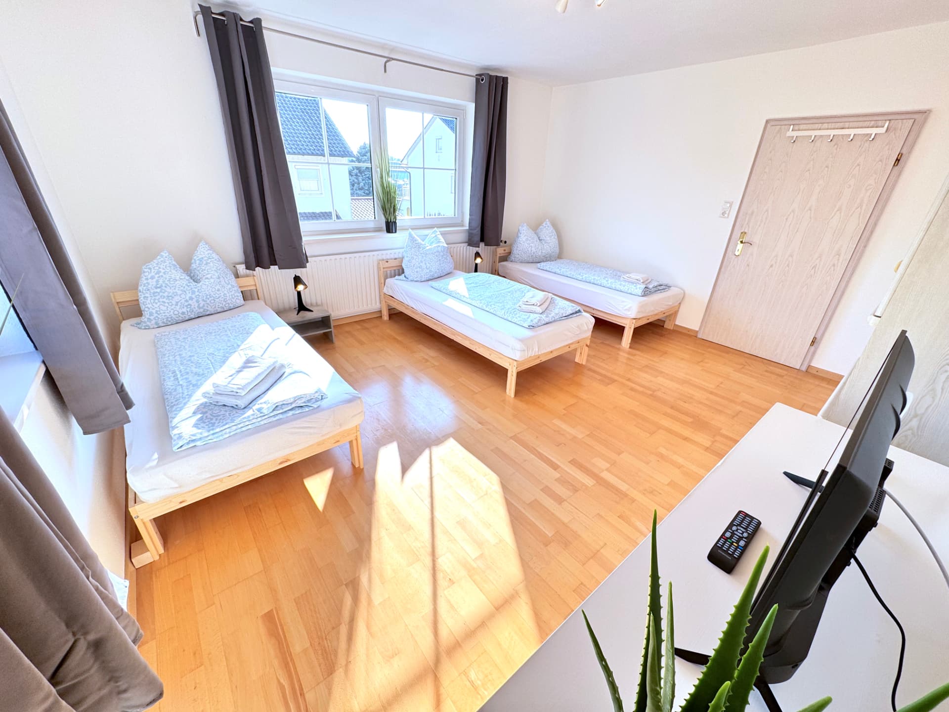 Helles Schlafzimmer mit drei Einzelbetten in Dingolfing