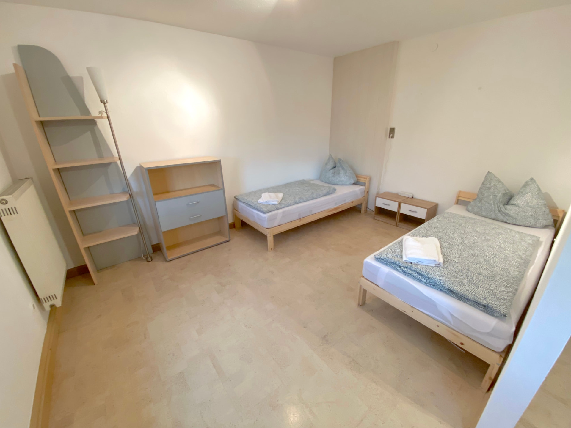 Apartment III in Kronwieden – Zimmer mit zwei Einzelbetten, Regal und Kommode