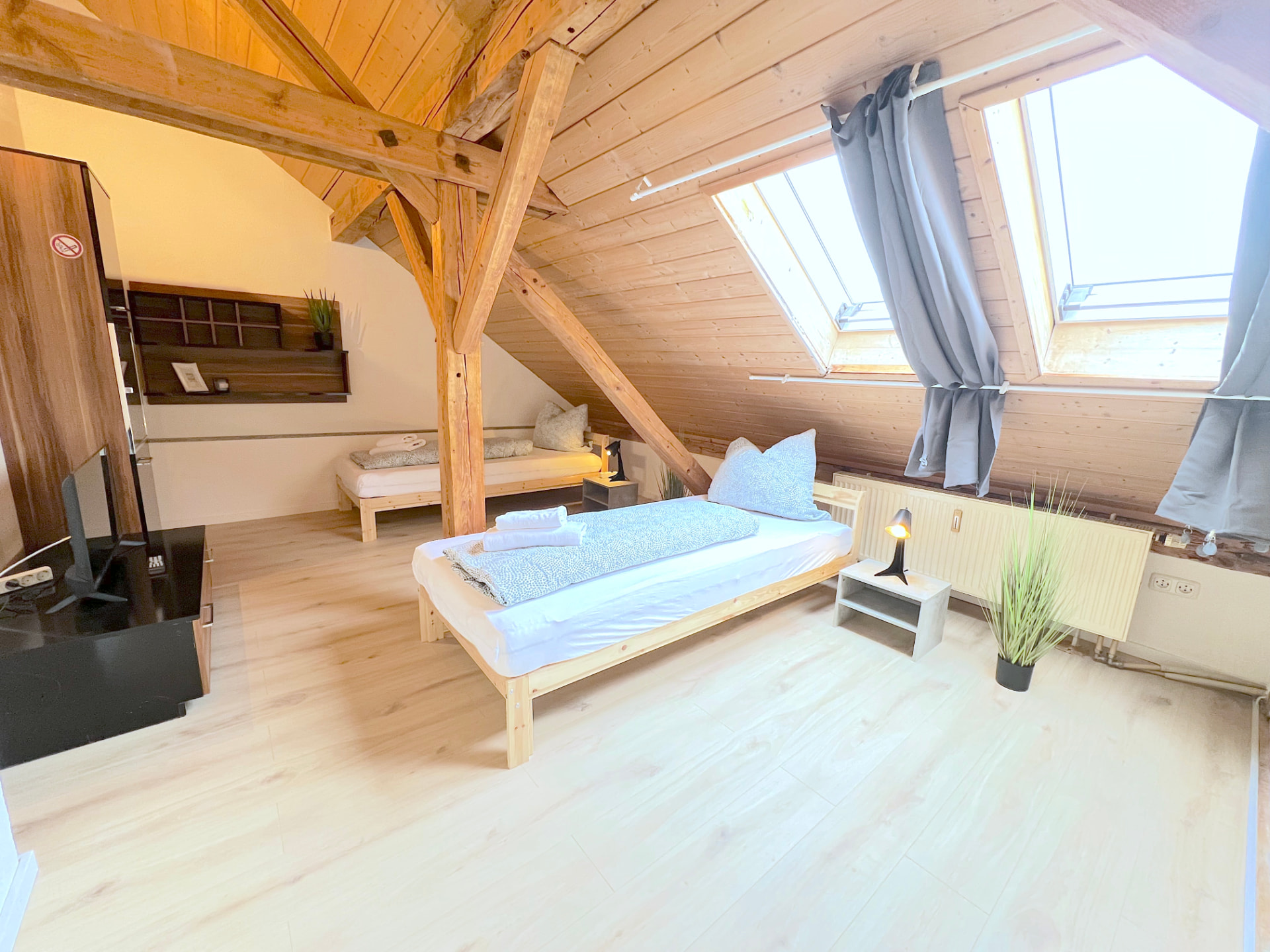 Apartment III in Dingolfing – Heller Schlafraum mit Dachfenstern und zwei Betten