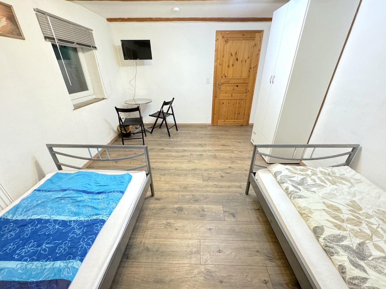 WG-Zimmer in Landau mit zwei Einzelbetten, TV, Kleiderschrank und Sitzgelegenheit