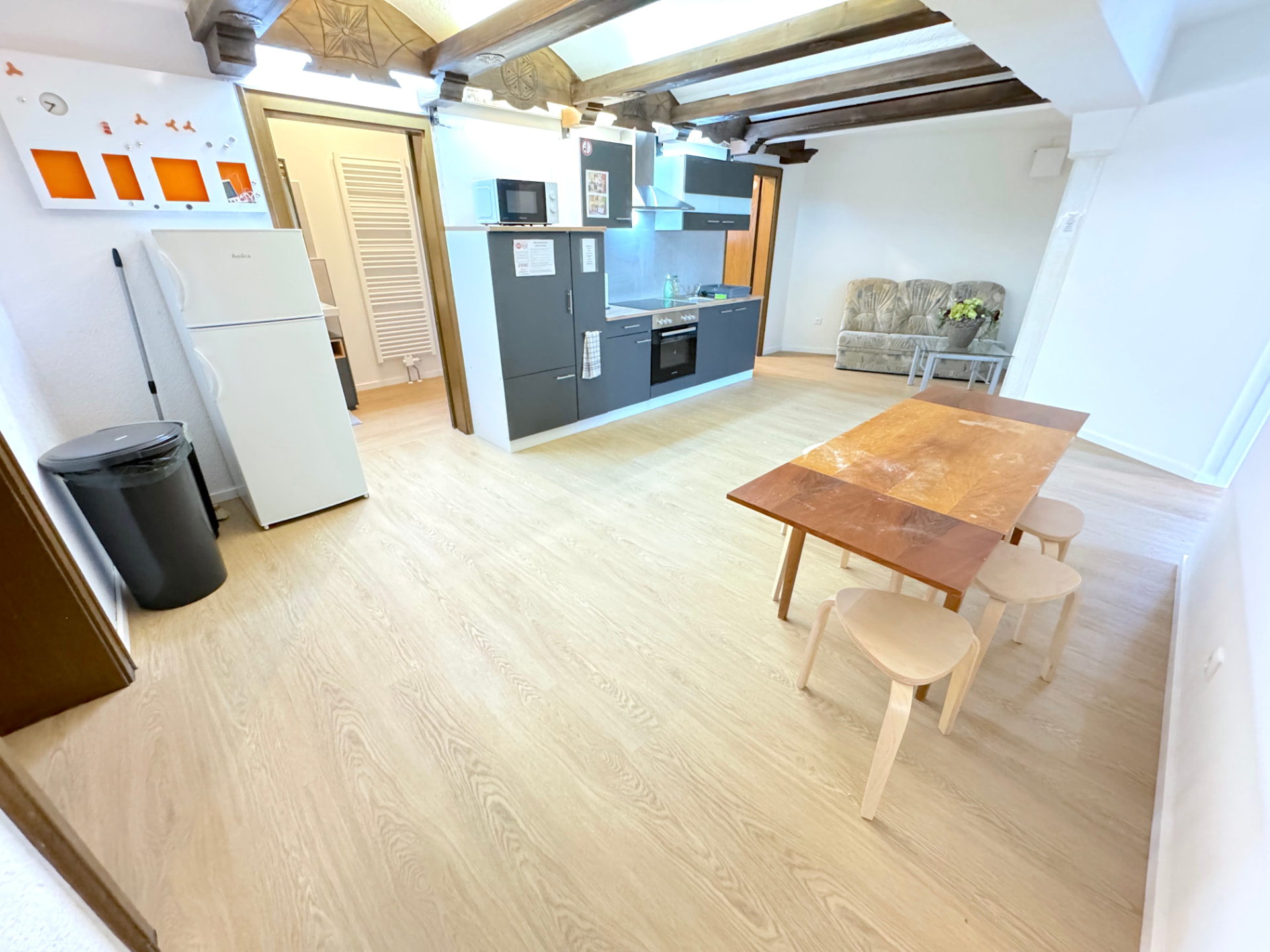 Apartment I in Kronwieden – Wohnküche mit Essbereich, Küchenzeile und Sitzecke