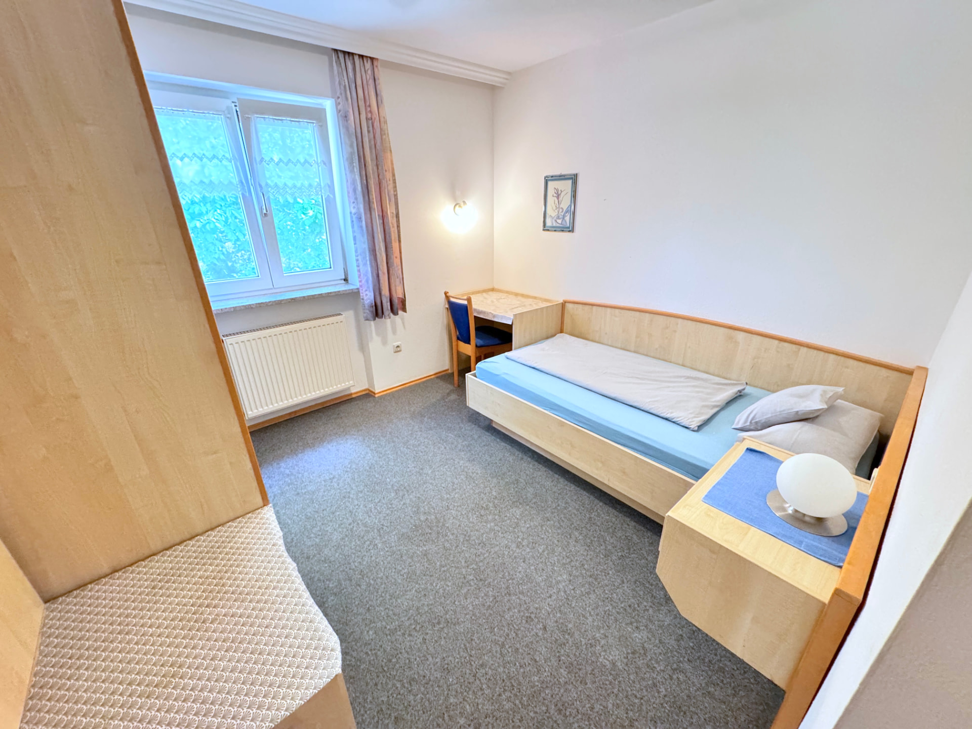 Einzelzimmer mit Bett, Schreibtisch und Kleiderschrank in Mettenhausen