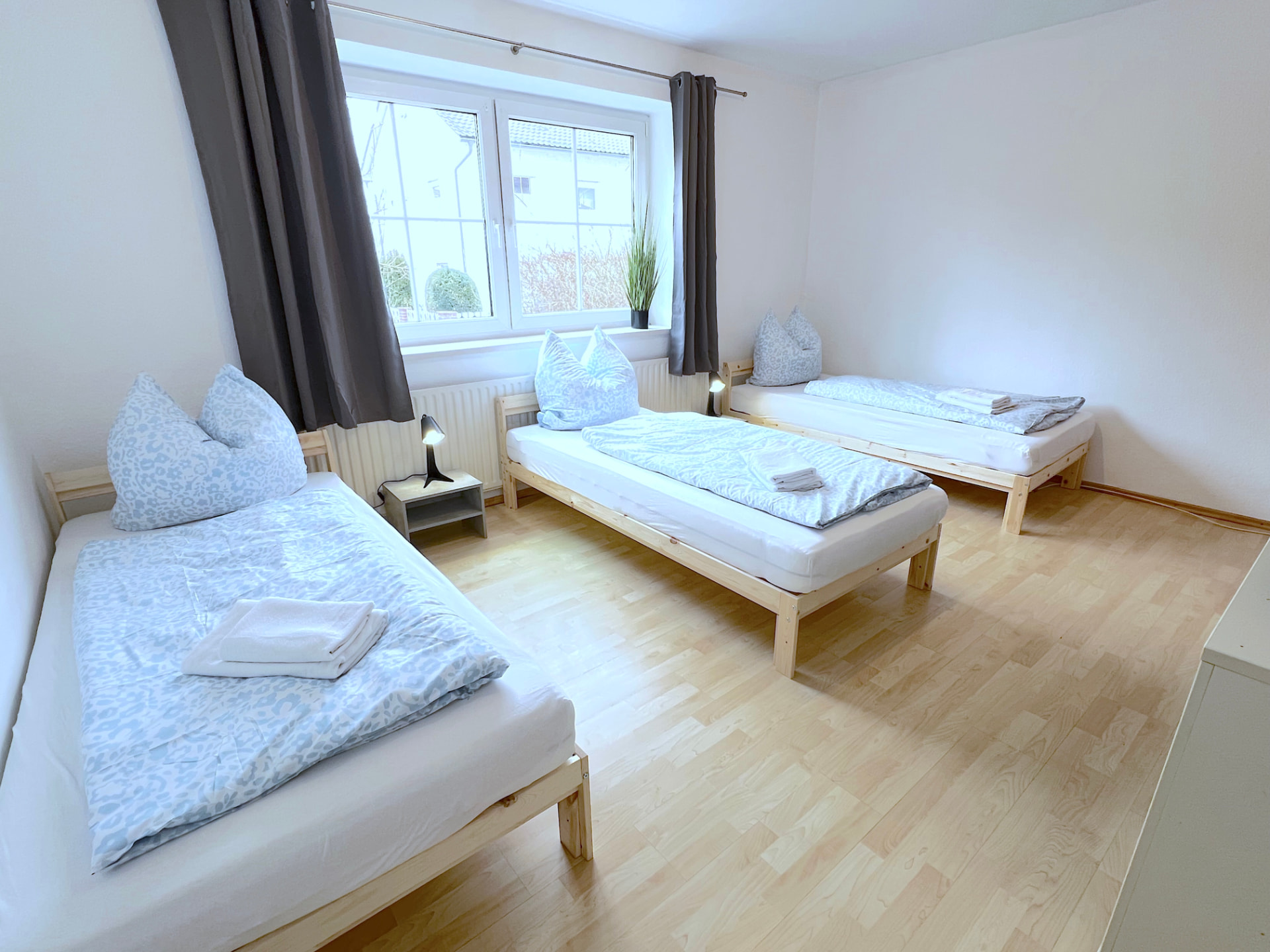 Apartment I in Dingolfing – Schlafzimmer mit drei Einzelbetten