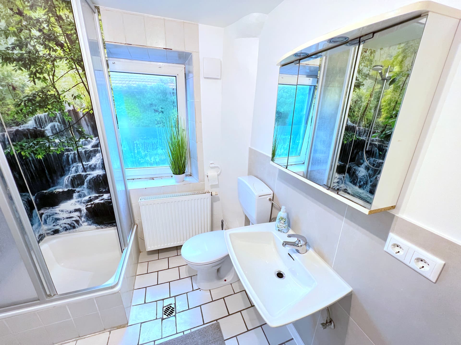 Badezimmer mit Waschbecken, Spiegelschrank, WC und Dusche in den WG-Zimmern Großköllnbach